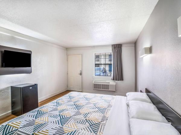 Motel 6-Dallas, TX - Market Center : photo 2 de la chambre chambre lit king-size adaptée aux personnes à mobilité réduite - fumeurs