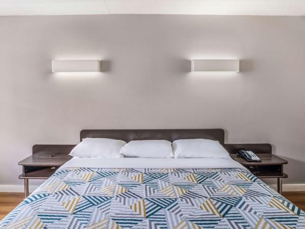 Motel 6-Dallas, TX - Market Center : photo 3 de la chambre chambre lit king-size adaptée aux personnes à mobilité réduite - fumeurs