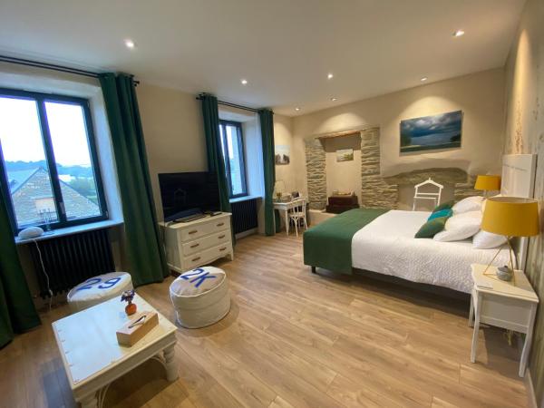 L'ARDOISIÈRE, maison d'hôtes et d'amis : photo 1 de la chambre grande chambre double ou lits jumeaux