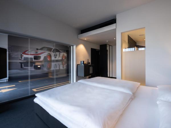 V8 Hotel Köln at MOTORWORLD : photo 4 de la chambre suite voiture