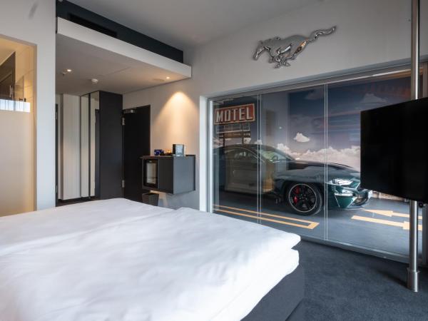 V8 Hotel Köln at MOTORWORLD : photo 2 de la chambre suite voiture