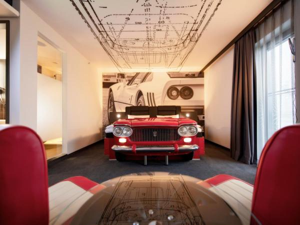 V8 Hotel Köln at MOTORWORLD : photo 2 de la chambre hébergement à thème