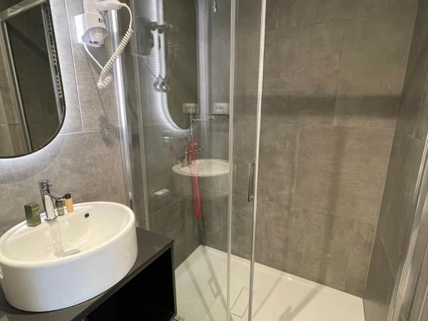 Hotel Iris ***S : photo 3 de la chambre chambre deluxe (2 adultes + 1 enfant)