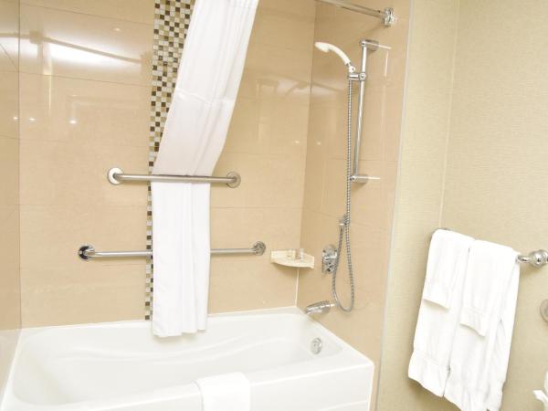 Days Inn by Wyndham Ottawa : photo 2 de la chambre chambre avec 2 lits queen-size pour personnes à mobilité réduite