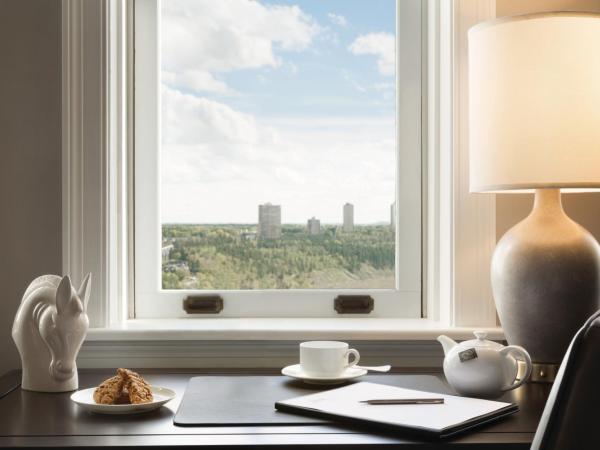 Fairmont Hotel Macdonald : photo 2 de la chambre chambre lit king-size de luxe - vue sur rivière