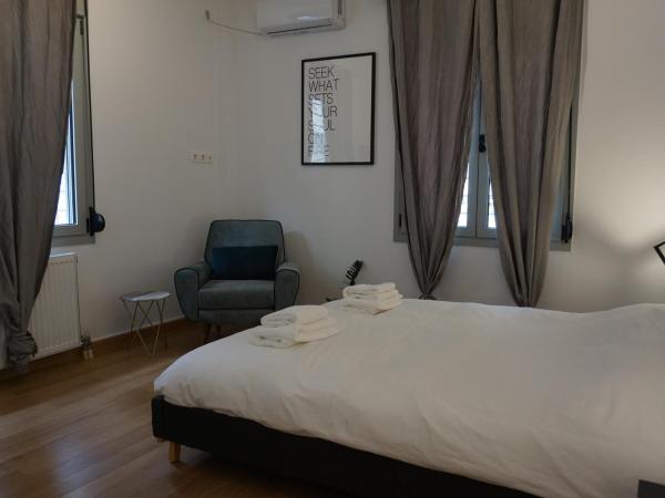 Exarcheia House : photo 1 de la chambre chambre double avec salle de bains privative