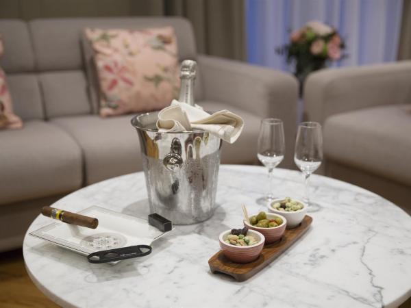 Warwick Reine Astrid - Lyon : photo 1 de la chambre suite privilège