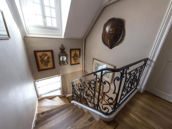 Room in Guest room - This 10th Century home sits in an extraordinary setting in the center of Orleans : photo 4 de la chambre  chambre double