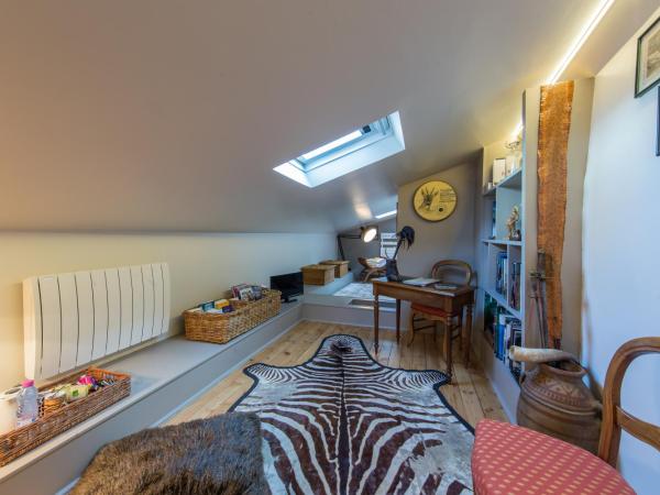 Room in Guest room - This 10th Century home sits in an extraordinary setting in the center of Orleans : photo 7 de la chambre  chambre double