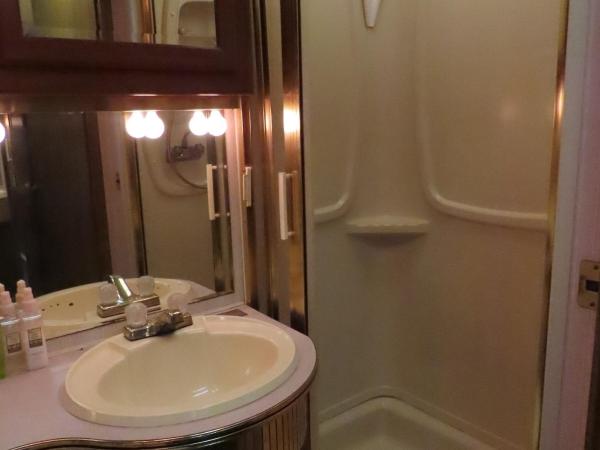 Osaka Hokko Marina HULL : photo 8 de la chambre dx camping car with double bed and two extra beds