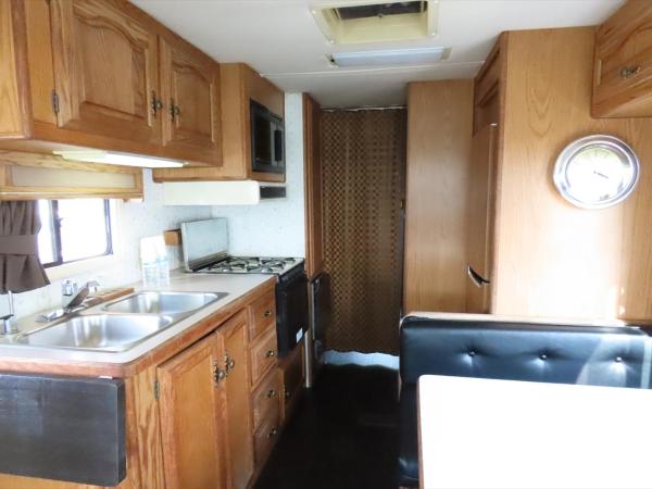 Osaka Hokko Marina HULL : photo 10 de la chambre dx camping car with twin beds and two extra beds