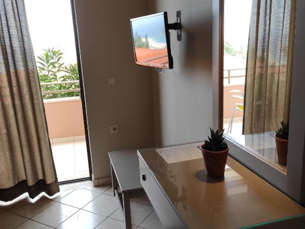 Semiramis : photo 5 de la chambre chambre double - vue partielle sur mer.