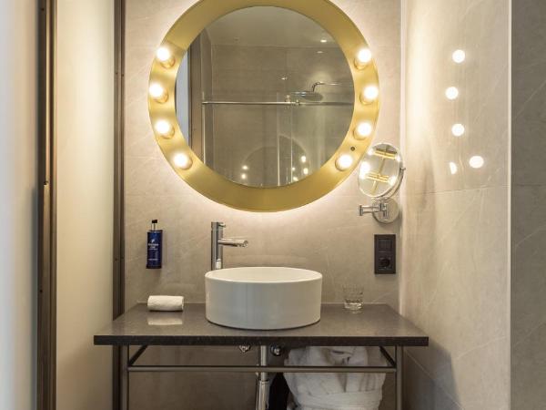 Pestana CR7 Gran Vía Madrid : photo 4 de la chambre chambre basique