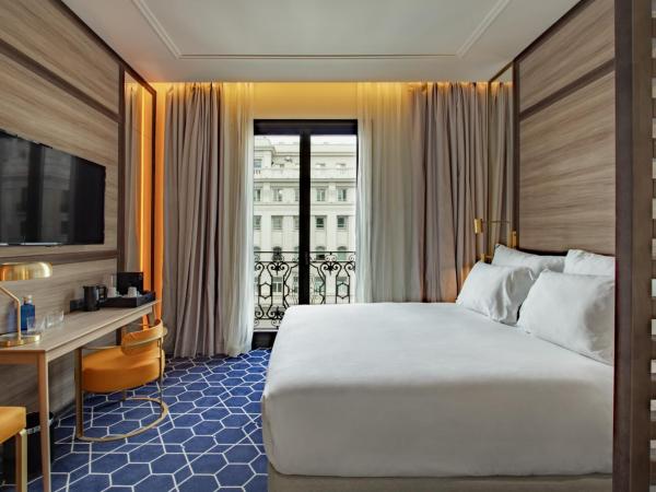 Pestana CR7 Gran Vía Madrid : photo 1 de la chambre hébergement premium avec balcon - vue imprenable
