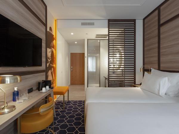 Pestana CR7 Gran Vía Madrid : photo 6 de la chambre hébergement premium avec balcon - vue imprenable