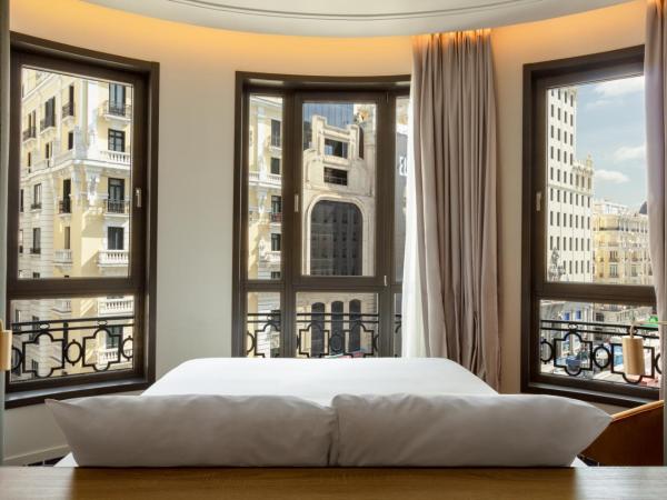 Pestana CR7 Gran Vía Madrid : photo 1 de la chambre grand hébergement de luxe avec vue