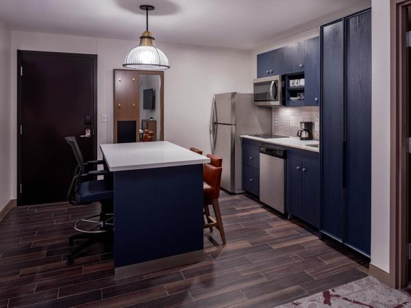 Hyatt House Tampa Downtown : photo 2 de la chambre king studio suite with sofa bed, kitchen and roll-in shower - disability access