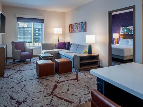 Hyatt House Tampa Downtown : photo 1 de la chambre king studio suite with sofa bed, kitchen and roll-in shower - disability access