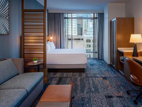 Hyatt Place Tampa Downtown : photo 3 de la chambre chambre lit king-size avec canapé-lit et vue