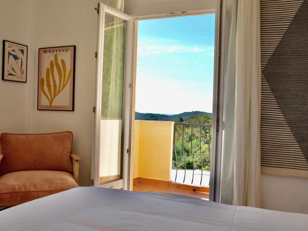 L'Écurie Du Castellas : photo 10 de la chambre chambre double deluxe avec balcon et climatisation - vue sur mer