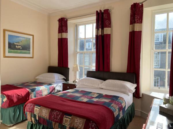 The Royal Crown Guest House : photo 3 de la chambre chambre double ou lits jumeaux avec salle de bains