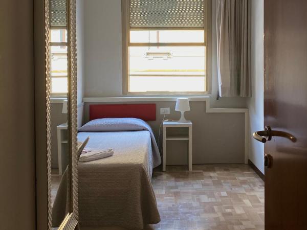 Hotel Due Giardini : photo 3 de la chambre chambre simple Économique avec salle de bains commune - bâtiment séparé