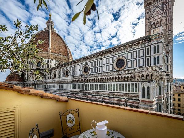 Palazzo Gamba Apartments al Duomo : photo 7 de la chambre appartement 3 chambres - vue sur dôme, baptistère et campanile
