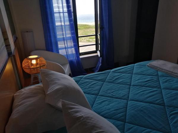 Supertubos Beach Hostel : photo 8 de la chambre chambre double - salle de bains commune - vue sur mer 