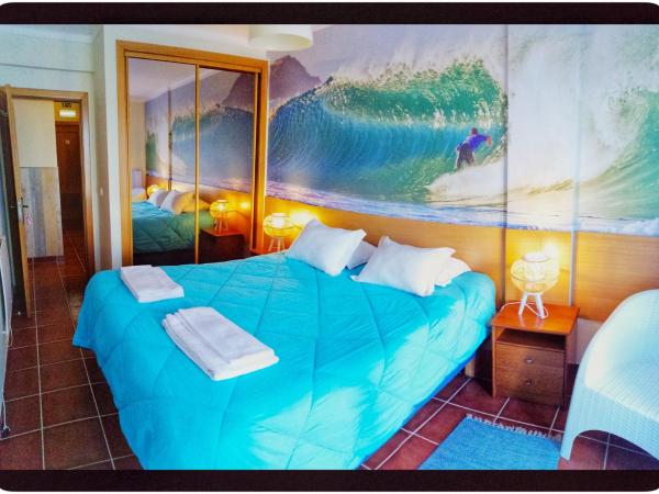 Supertubos Beach Hostel : photo 2 de la chambre chambre double - salle de bains commune - vue sur mer 