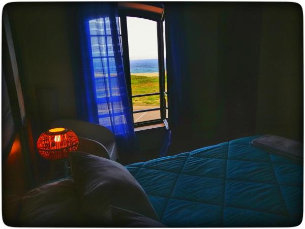 Supertubos Beach Hostel : photo 3 de la chambre chambre double - salle de bains commune - vue sur mer 