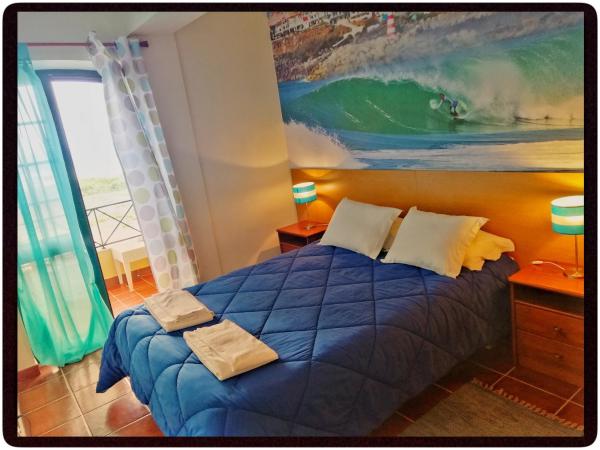 Supertubos Beach Hostel : photo 5 de la chambre chambre double avec balcon - vue sur mer