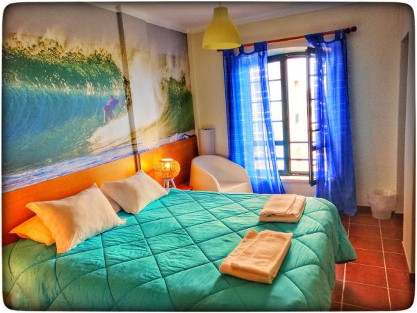 Supertubos Beach Hostel : photo 5 de la chambre chambre double - salle de bains commune - vue sur mer 