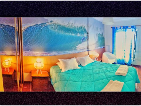 Supertubos Beach Hostel : photo 7 de la chambre chambre double - salle de bains commune - vue sur mer 