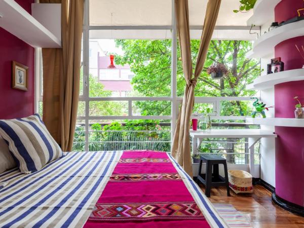 ITZAE Polanquito CDMX Lincoln Park dog friendly : photo 4 de la chambre chambre lit queen-size avec salle de bains commune