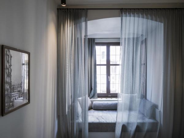 Altstadthotel Weisses Kreuz : photo 5 de la chambre chambre double moyenne - vue sur toit d'or