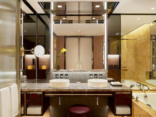 Four Seasons Hotel Hong Kong : photo 5 de la chambre chambre lit king-size deluxe - vue sur port