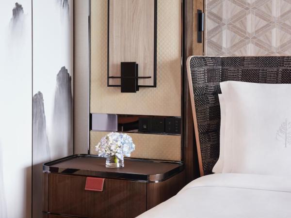 Four Seasons Hotel Hong Kong : photo 3 de la chambre chambre lit king-size supérieure - vue sur port
