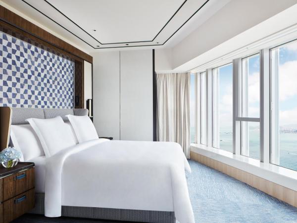 Four Seasons Hotel Hong Kong : photo 2 de la chambre  suite supérieure - vue sur port