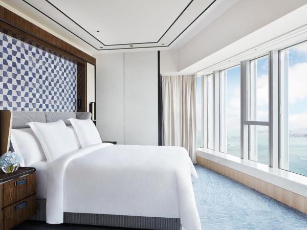 Four Seasons Hotel Hong Kong : photo 2 de la chambre  superior harbour view suite