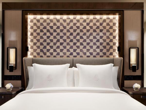 Four Seasons Hotel Hong Kong : photo 4 de la chambre chambre lit king-size deluxe - vue sur pic