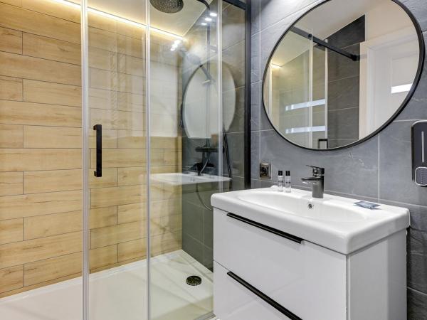 Przystanek Sopot Plaża : photo 9 de la chambre chambre familiale avec salle de bains privative