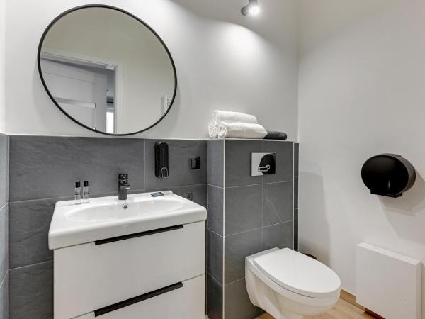 Przystanek Sopot Plaża : photo 7 de la chambre chambre familiale avec salle de bains privative