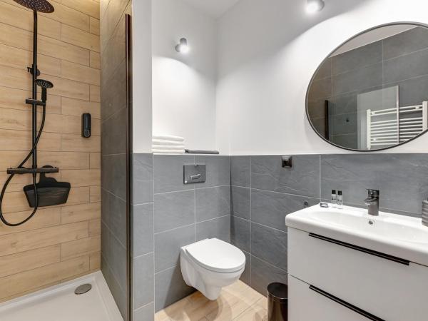 Przystanek Sopot Plaża : photo 10 de la chambre chambre familiale avec salle de bains privative