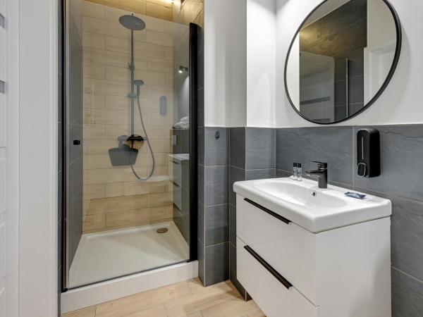 Przystanek Sopot Plaża : photo 6 de la chambre chambre familiale avec salle de bains privative