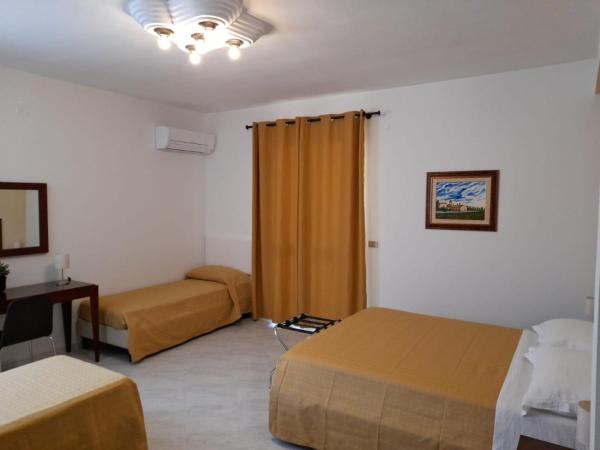 Siracusa breakfast & rooms : photo 2 de la chambre chambre quadruple avec salle de bains privative
