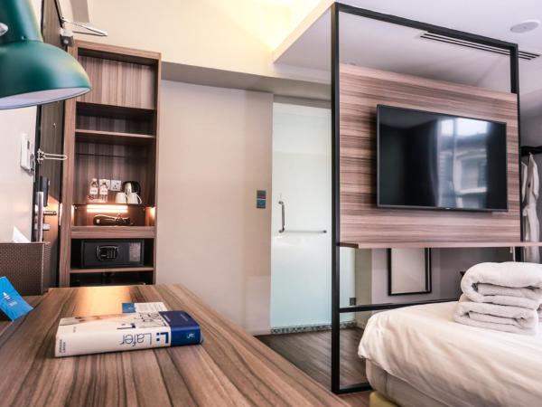 Days Hotel & Suites by Wyndham Fraser Business Park KL : photo 4 de la chambre chambre lit king-size deluxe - non-fumeurs