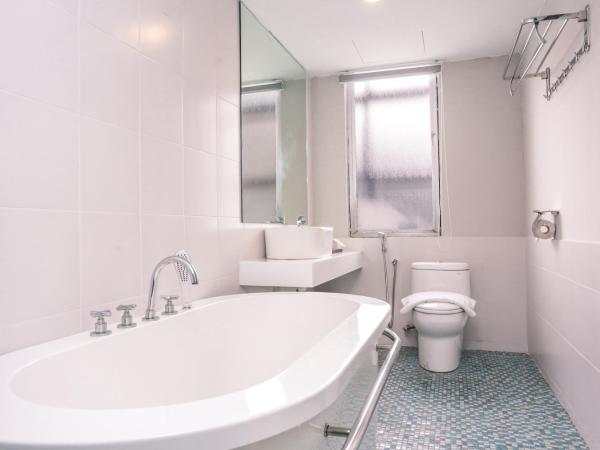 Days Hotel & Suites by Wyndham Fraser Business Park KL : photo 5 de la chambre chambre lit king-size deluxe - non-fumeurs