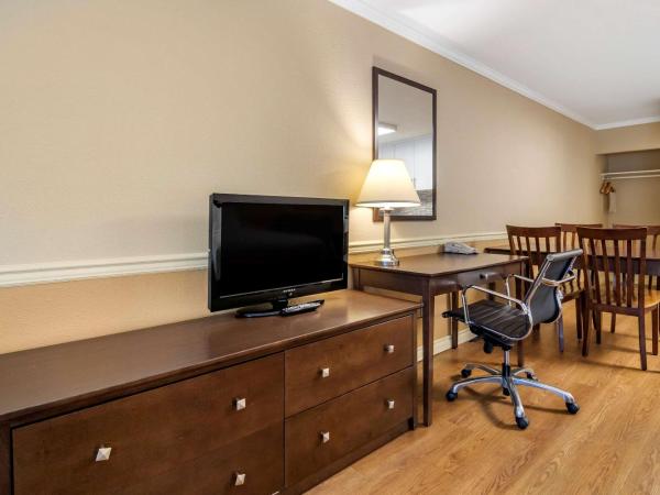 Econo Lodge Inn & Suites : photo 2 de la chambre chambre avec 2 lits queen-size - non-fumeurs