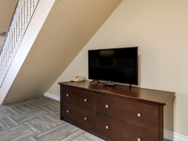 Econo Lodge Inn & Suites : photo 3 de la chambre chambre avec coin cuisine et 3 lits queen-size - non-fumeurs