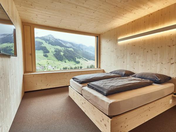 Revier Mountain Lodge Adelboden : photo 5 de la chambre grande chambre double avec vue sur la montagne